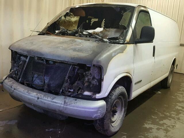 1GTGG25R021208907 - 2002 GMC SAVANA G25 WHITE photo 2