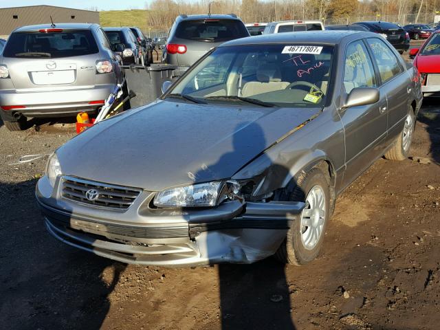 JT2BG22K310558322 - 2001 TOYOTA CAMRY LE GOLD photo 2