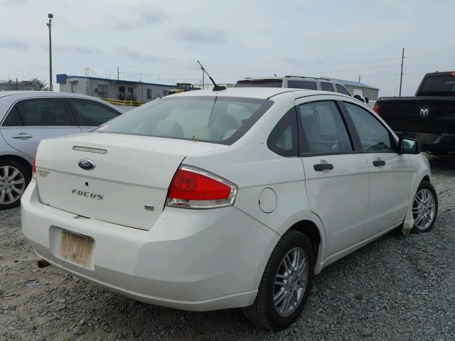 1FAHP35N69W241551 - 2009 FORD FOCUS SE WHITE photo 4