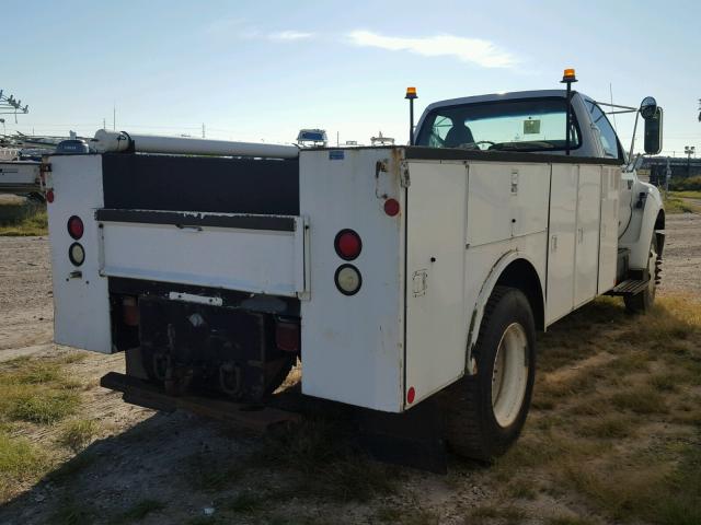 3FRXF75G55V150098 - 2005 FORD F750 SUPER WHITE photo 4