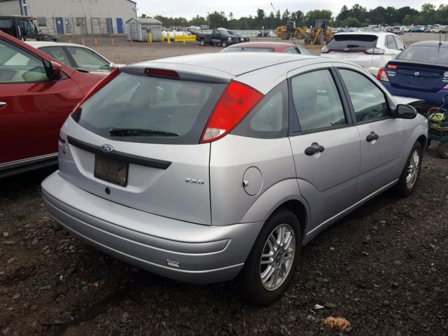 3FAFP37N55R128269 - 2005 FORD FOCUS ZX5 SILVER photo 4