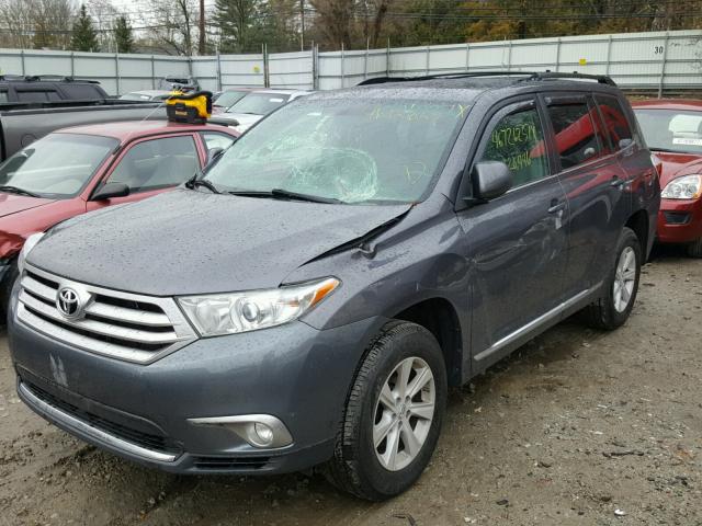 5TDBK3EH2DS196304 - 2013 TOYOTA HIGHLANDER GRAY photo 2