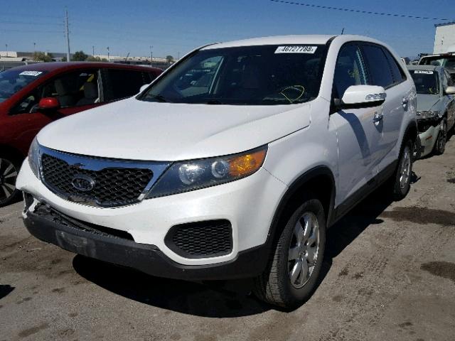 5XYKT3A15BG182039 - 2011 KIA SORENTO BA WHITE photo 2