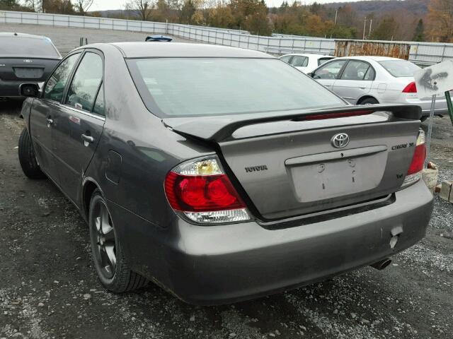 4T1BA32K35U052918 - 2005 TOYOTA CAMRY SE CHARCOAL photo 3