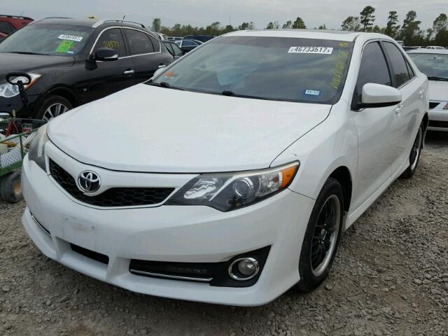 4T1BF1FKXCU628419 - 2012 TOYOTA CAMRY BASE WHITE photo 2