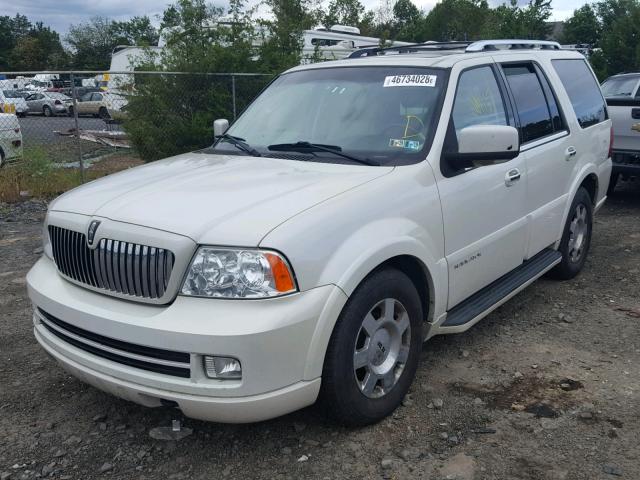 5LMFU285X6LJ15912 - 2006 LINCOLN NAVIGATOR Weiß Foto 2