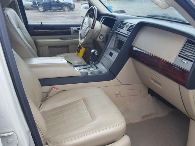 5LMFU285X6LJ15912 - 2006 LINCOLN NAVIGATOR Weiß Foto 5