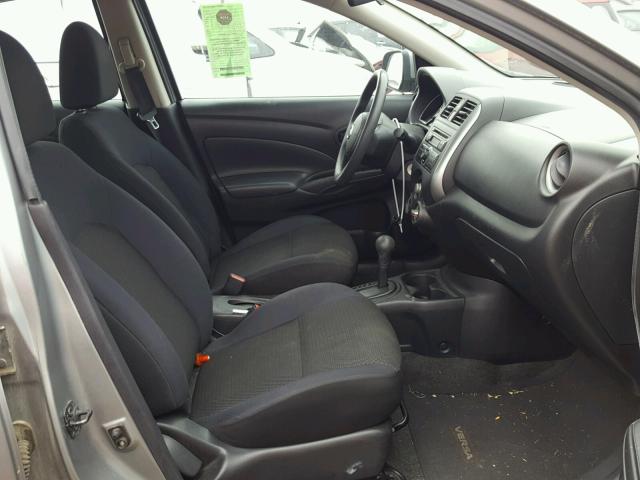 3N1CN7APXCL884476 - 2012 NISSAN VERSA S GRAY photo 5