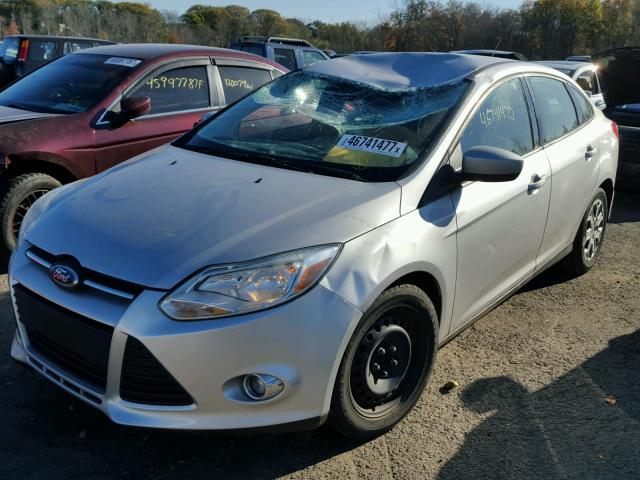 1FAHP3F22CL121405 - 2012 FORD FOCUS SE SILVER photo 2