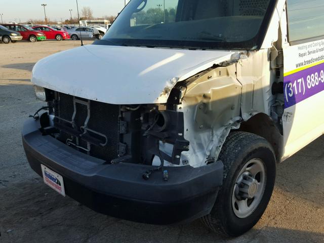 1GCWGFBA6B1183819 - 2011 CHEVROLET EXPRESS G2 WHITE photo 9