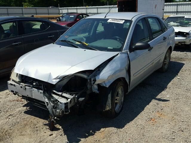 1FAFP38Z14W153862 - 2004 FORD FOCUS ZTS SILVER photo 2