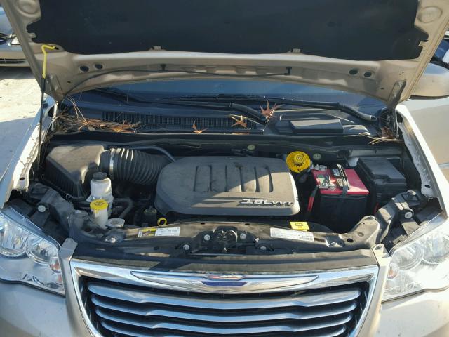 2C4RC1BG2DR769707 - 2013 CHRYSLER TOWN & COU GOLD photo 7