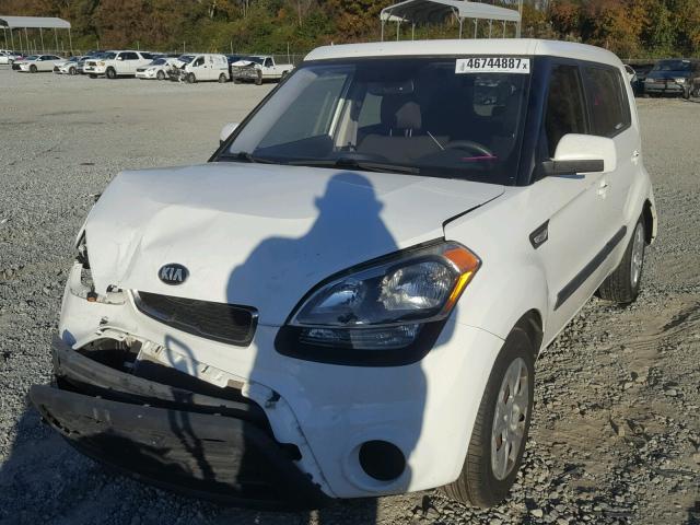 KNDJT2A5XD7483527 - 2013 KIA SOUL WHITE photo 2