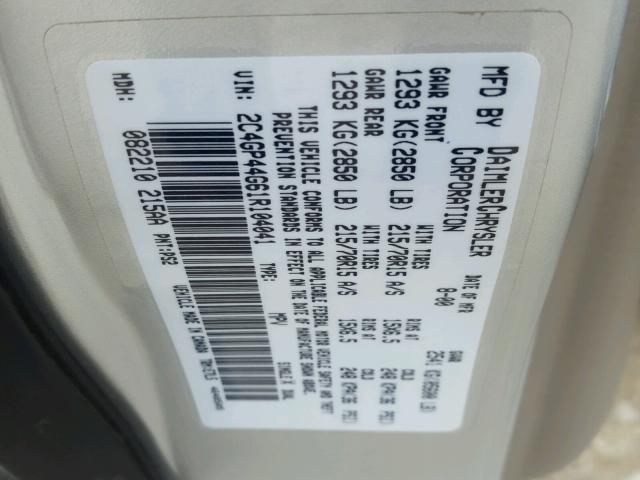 2C4GP44G61R104041 - 2001 CHRYSLER TOWN & COU 银色 照片 10