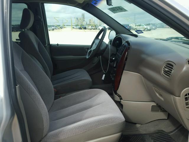 2C4GP44G61R104041 - 2001 CHRYSLER TOWN & COU 银色 照片 5