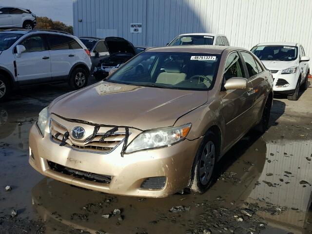 4T1BF3EK5AU112785 - 2010 TOYOTA CAMRY BASE GOLD photo 2