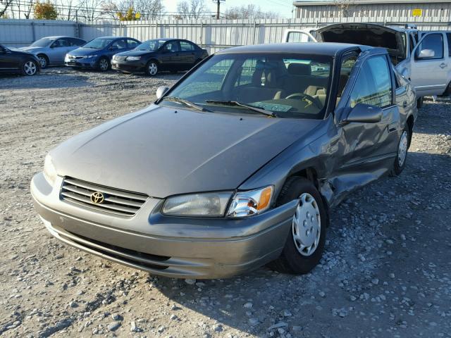 4T1BG22K2WU192680 - 1998 TOYOTA CAMRY CE BROWN photo 2