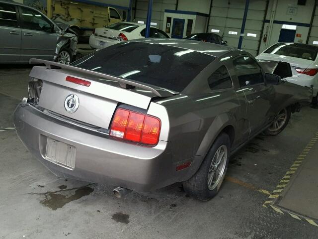 1ZVFT80N355175703 - 2005 FORD MUSTANG GRAY photo 4