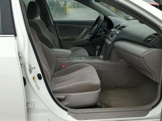 4T1BF3EK0BU695798 - 2011 TOYOTA CAMRY BASE WHITE photo 5