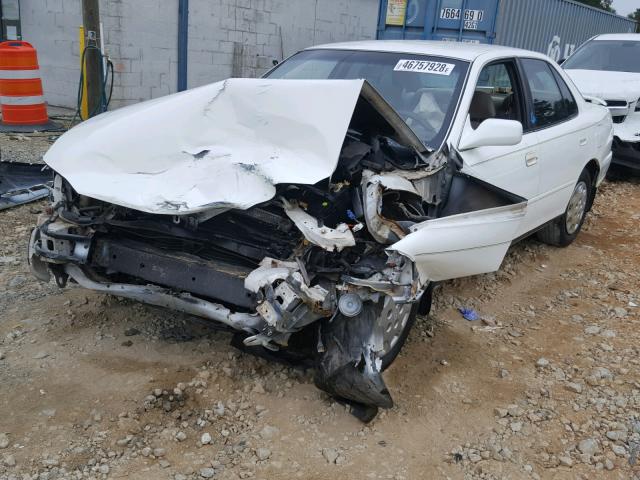 4T1BG12K1TU914615 - 1996 TOYOTA CAMRY DX WHITE photo 2