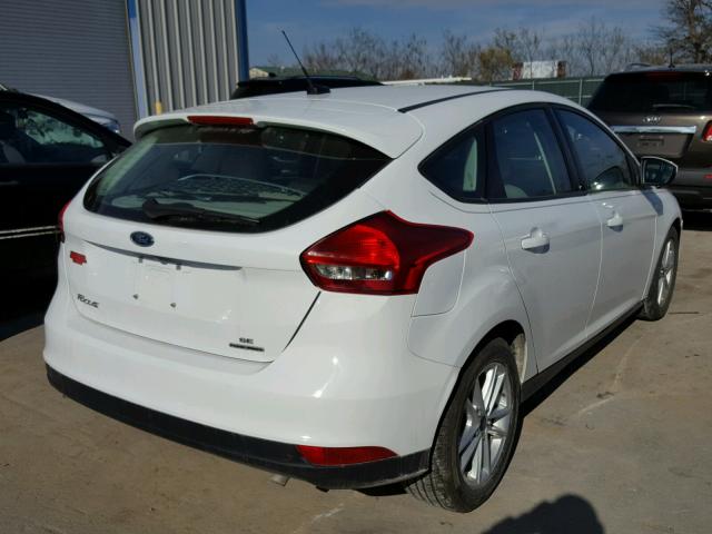 1FADP3K24FL302787 - 2015 FORD FOCUS SE WHITE photo 4