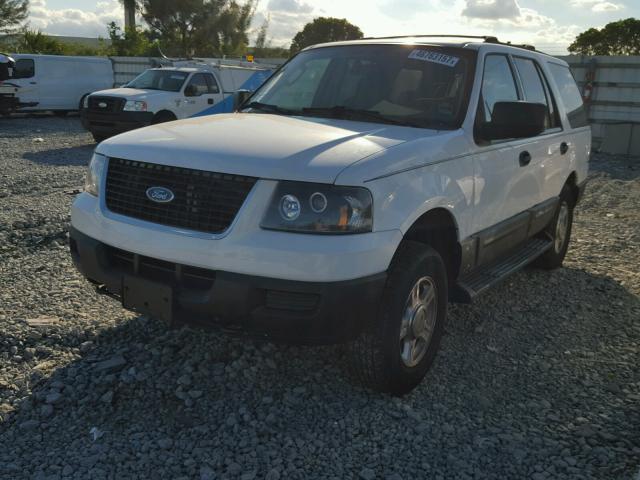 1FMPU14W24LA17373 - 2004 FORD EXPEDITION WHITE photo 2