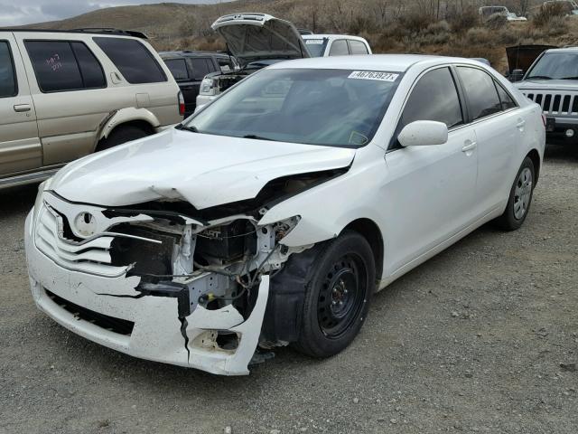 4T1BF3EK4BU587703 - 2011 TOYOTA CAMRY BASE WHITE photo 2