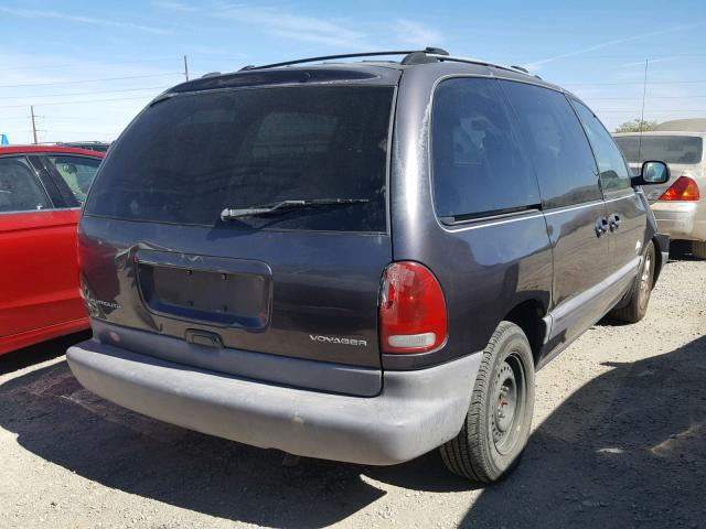 2P4GP45R8TR661712 - 1996 PLYMOUTH VOYAGER SE PURPLE photo 4