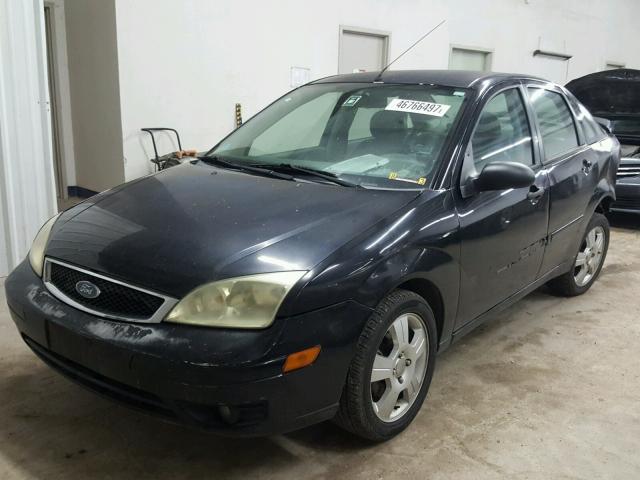 1FAFP34N55W137927 - 2005 FORD FOCUS ZX4 BLACK photo 2