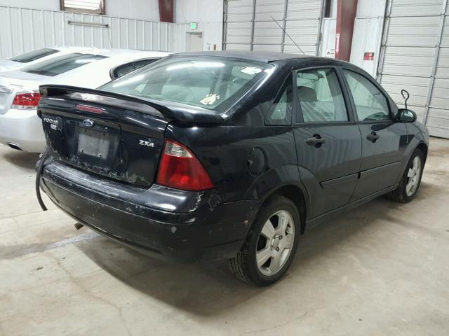 1FAFP34N55W137927 - 2005 FORD FOCUS ZX4 BLACK photo 4