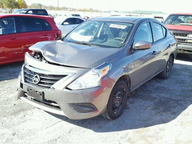 3N1CN7AP4HL862917 - 2017 NISSAN VERSA S GRAY photo 2