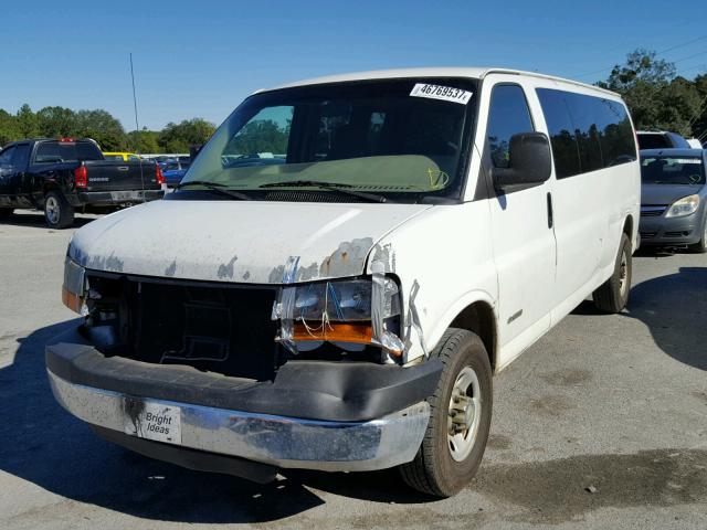 1GAHG39UX31214863 - 2003 CHEVROLET EXPRESS G3 WHITE photo 2