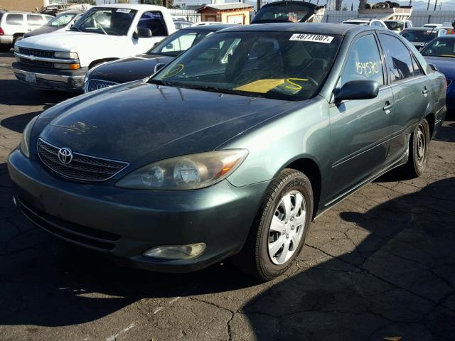 JTDBE32K120029553 - 2002 TOYOTA CAMRY LE GREEN photo 2