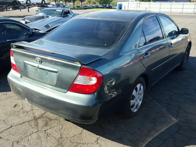 JTDBE32K120029553 - 2002 TOYOTA CAMRY LE GREEN photo 4