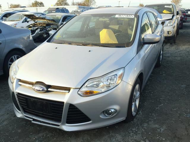 1FAHP3F24CL452678 - 2012 FORD FOCUS SE SILVER photo 2