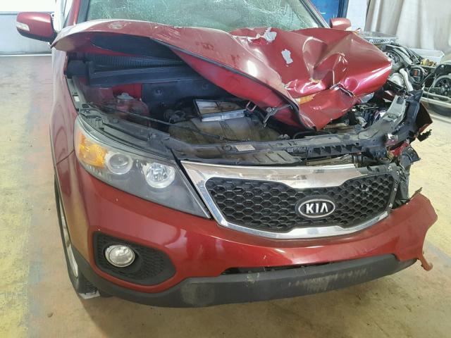 5XYKUDA27BG024796 - 2011 KIA SORENTO EX RED photo 9