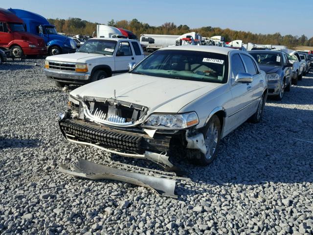 1LNHM83WX3Y692890 - 2003 LINCOLN TOWN CAR C WHITE photo 2