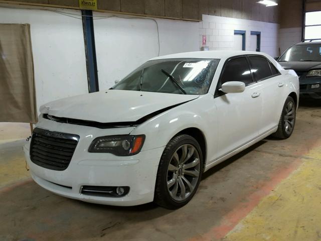 2C3CCABG0EH383174 - 2014 CHRYSLER 300 S WHITE photo 2