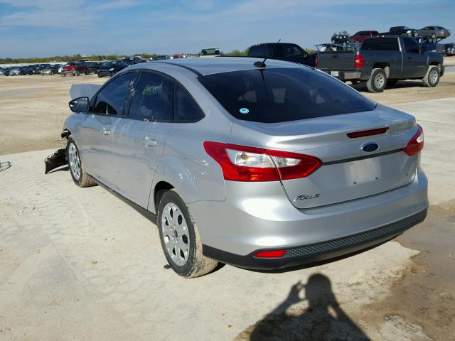 1FAHP3F21CL339478 - 2012 FORD FOCUS SE SILVER photo 3