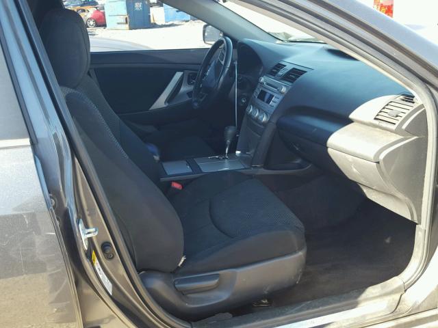 4T1BF3EK9BU209957 - 2011 TOYOTA CAMRY BASE GRAY photo 5