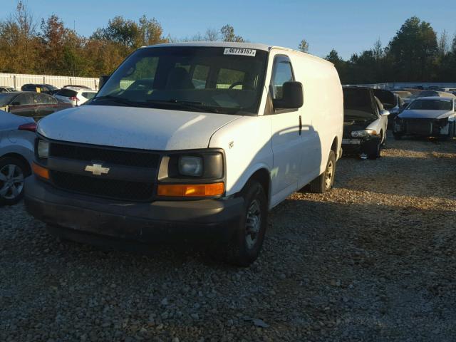 1GCGG25KX81221207 - 2008 CHEVROLET EXPRESS G2 WHITE photo 2