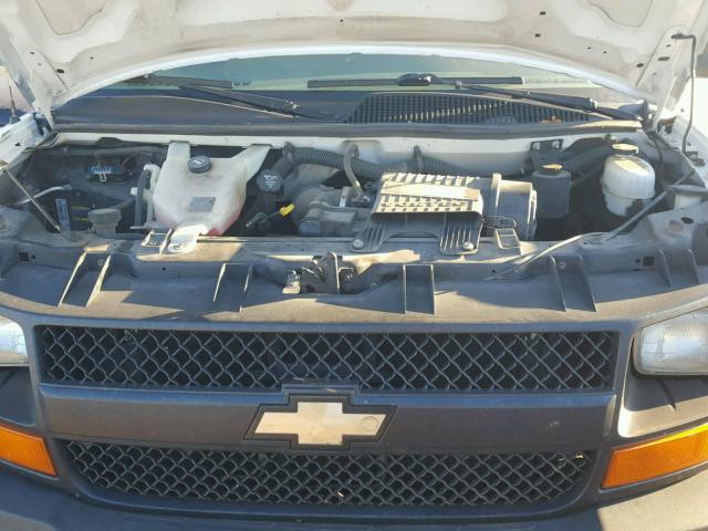 1GCGG25KX81221207 - 2008 CHEVROLET EXPRESS G2 WHITE photo 7