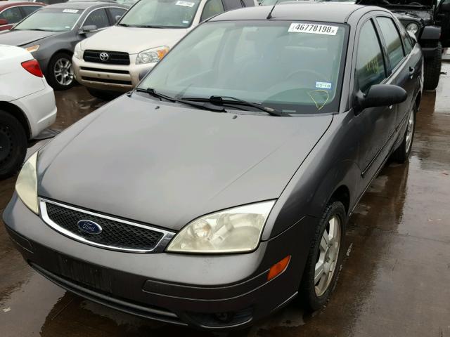 1FAFP34N87W105153 - 2007 FORD FOCUS ZX4 GRAY photo 2