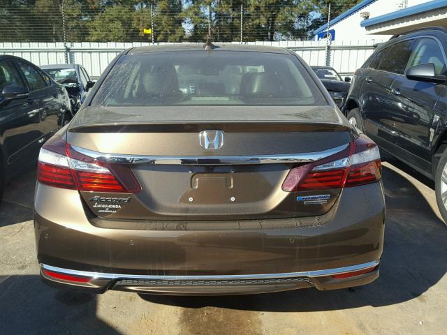 JHMCR6F75HC014575 - 2017 HONDA ACCORD BROWN photo 9