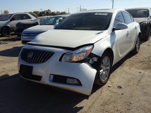 2G4GR5ER8C9213602 - 2012 BUICK REGAL WHITE photo 2