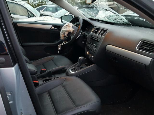 3VWDP7AJ8DM384655 - 2013 VOLKSWAGEN JETTA SE 银色 照片 5