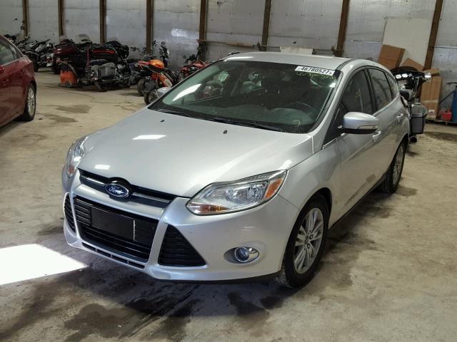 1FAHP3M28CL339576 - 2012 FORD FOCUS SEL SILVER photo 2