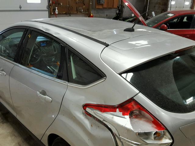 1FAHP3M28CL339576 - 2012 FORD FOCUS SEL SILVER photo 9