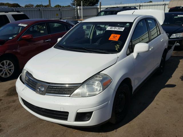 3N1BC11E09L398958 - 2009 NISSAN VERSA S WHITE photo 2