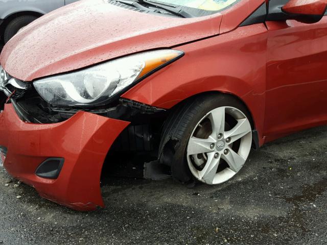 KMHDH4AEXDU732920 - 2013 HYUNDAI ELANTRA GL RED photo 9